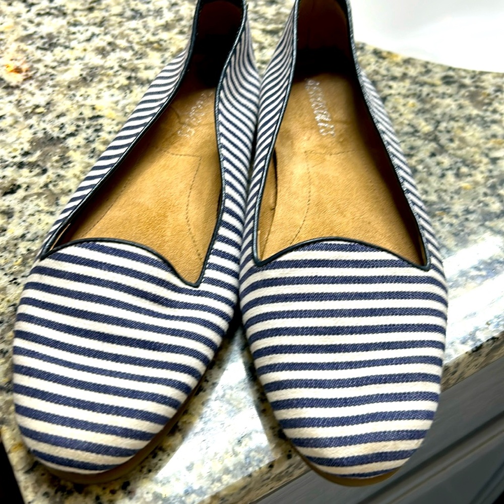 size 6.5 Aerosole navy & white flats